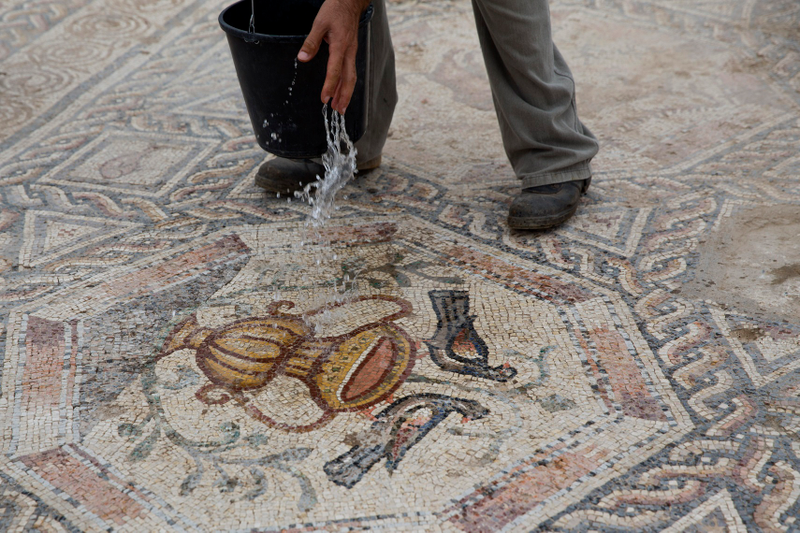 Illustration for article titled Descubren un mosaico de más de 1.700 años escondido debajo de las calles de Israel